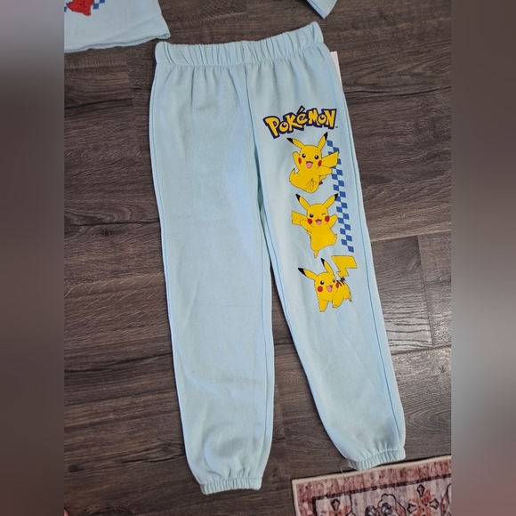 Girls Pokemon Outfit Size 4/5 NWT - Picture 3 of 3